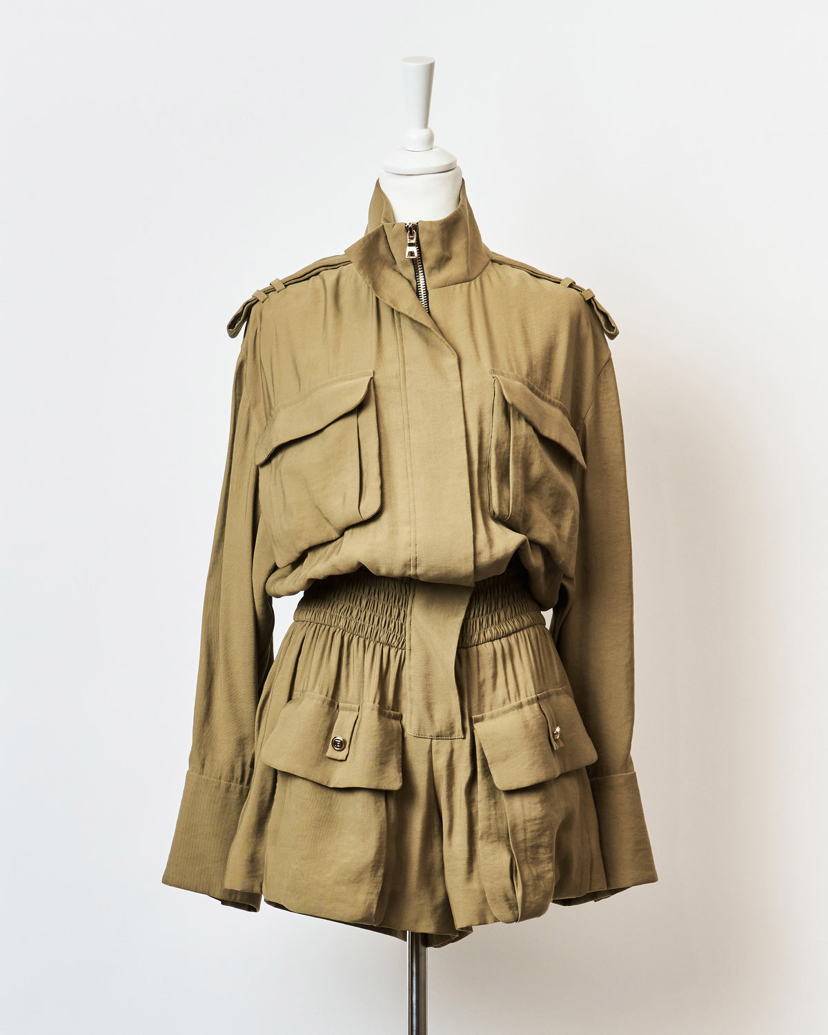 Tuta Balmain in stile militare con vita smock